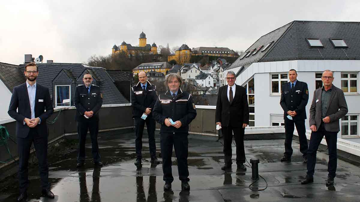 Von links: VG-Bürgermeister Richter-Hopprich, EPHK Velten, PHK Schug, PHK Weinbrenner, Erster Beigeordneter Stein, PHK Breitzke, Fachbereichsleiter Marx. (Foto: Polizeidirektion Montabaur)