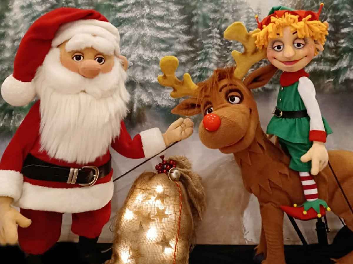 Weihnachten in Gefahr, aber Rettung naht! (Foto: Karfunkel-Figurentheater)
