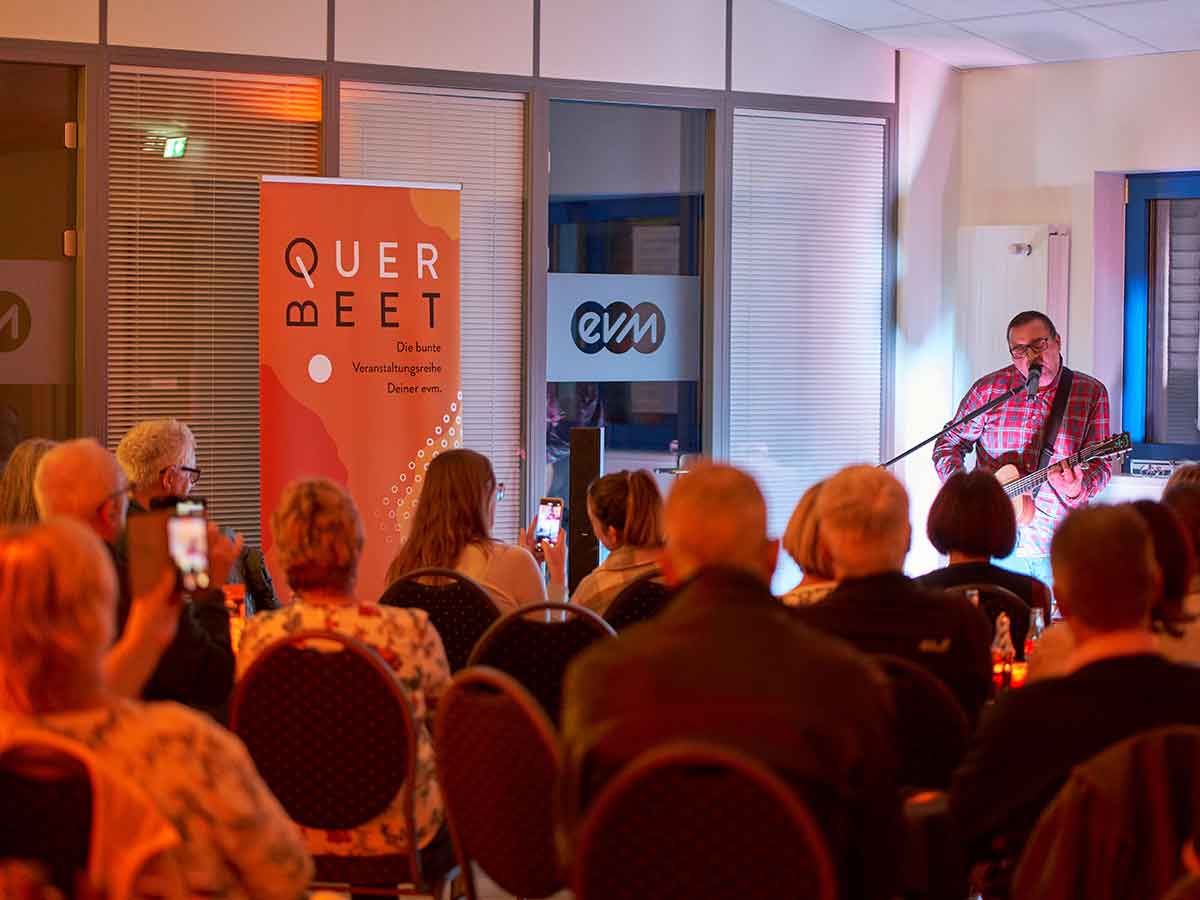 Begeisterte das Publikum im evm-Kundenzentrum in Selters: Josh Hallfeld mit seiner Tribute-Show Shape of Ed. (Foto: evm/Sascha Ditscher)