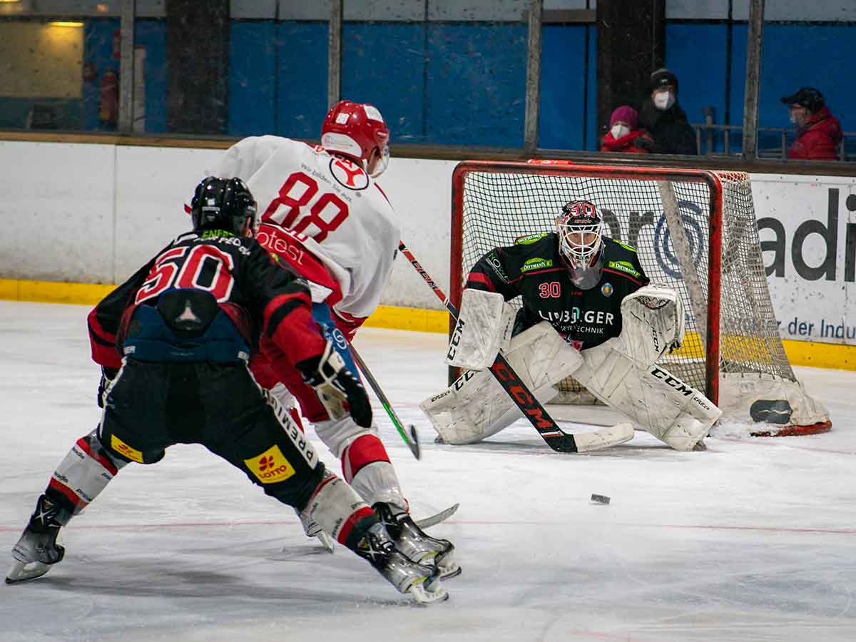 50 Julian Weis, 88 Victor Knaub, Keeper Louis Busch. (Foto: Manuel Enderich)
