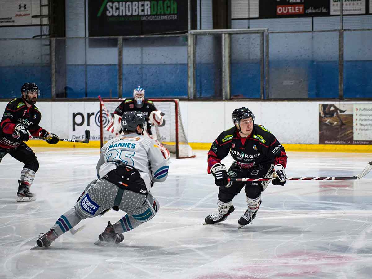 Rockets im Einsatz: rechts David Lademann, links Steve Slaton, im Tor Louis Busch. (Foto: Nicole Baas)