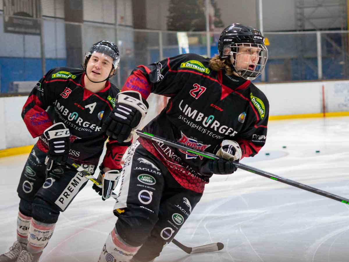 Die Torschtzen Nikita Krymskiy (rechts) und David Lademann. (Foto: Manuel Enderich)