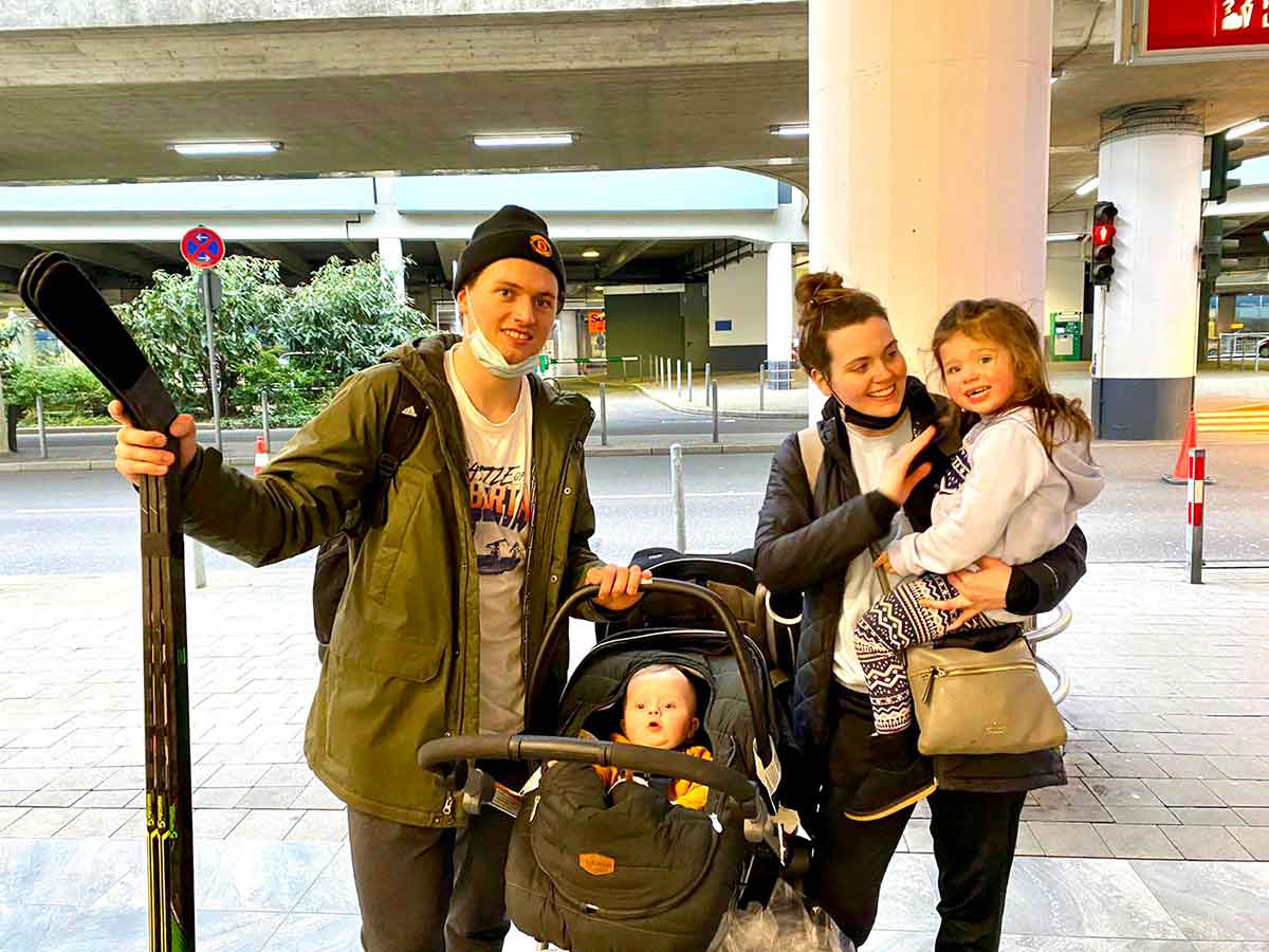 Cody Drover gemeinsam seiner Lebensgefhrtin Victoria und den Kindern Adalynn und Avery bei der Ankunft in Dsseldorf. (Foto: EGDL)