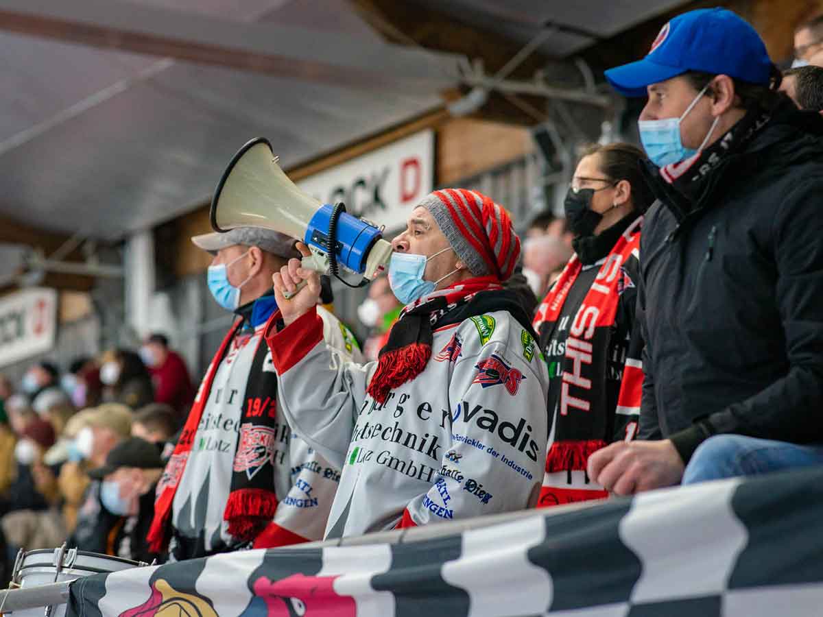 Endlich wieder Spiele vor Fans am Heckenweg. (Foto: Manuel Enderich)