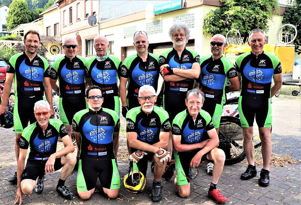 Will nicht nur sportlich radeln, sondern auch zum Klimaschutz beitragen: die Equipe EuroDeK vor dem Start zur SALM-Etappenfahrt am Brunnenlatz in Horbach. (Foto: Equipe EuroDeK)