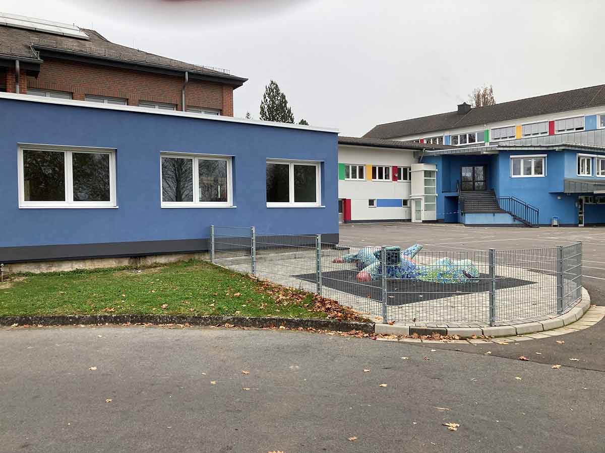 Im Vordergrund: der neue Schulcontainer der Grundschule Herschbach. (Foto: VG Selters)