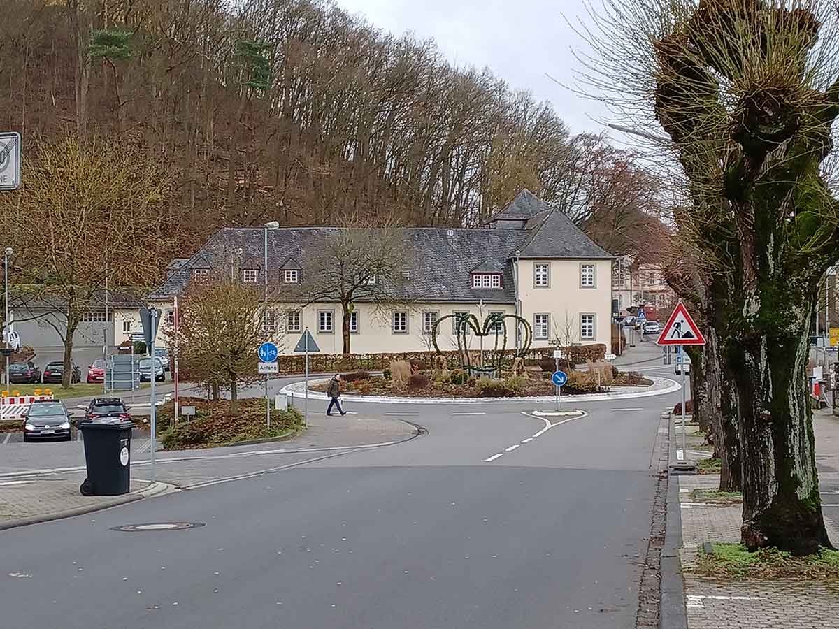In der oberen Bahnhofstrae verluft der Stadtbach quer unter der Strae. Die Verrohrung muss erneuert werden. Die Strae wird deshalb ab 10. Januar oberhalb des Kreisels fr den Fahrzeugverkehr gesperrt. (Foto: VG Montabaur)