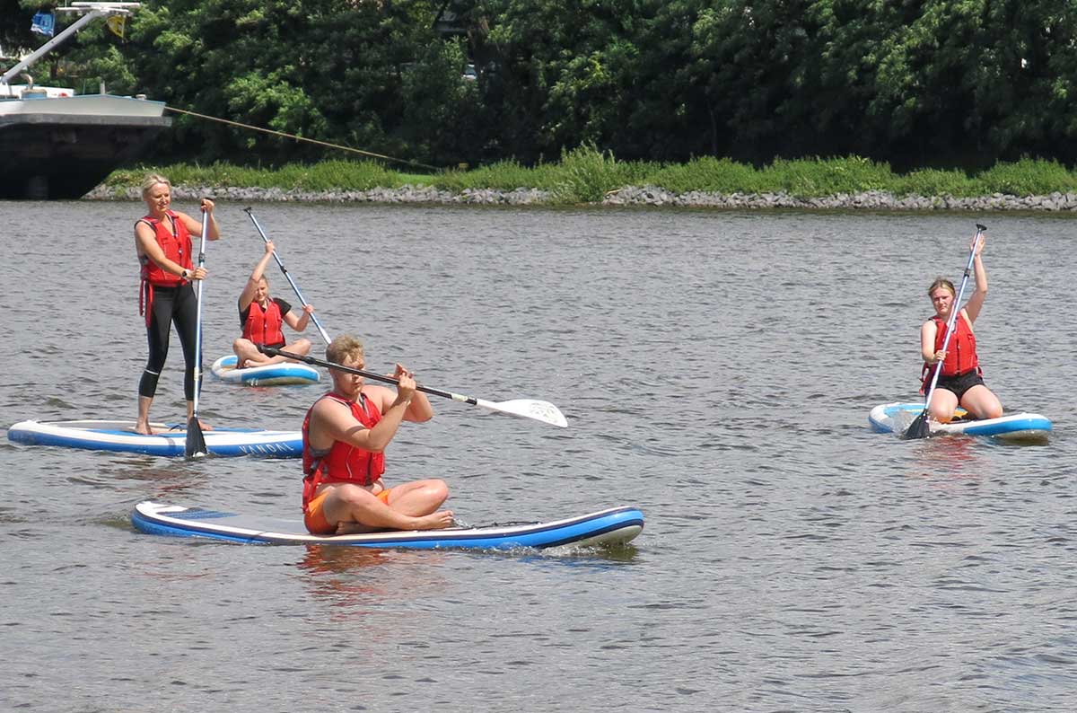 Stand up Paddling  einige paddeln, andere chillen (Fotos: Jugendpflege der VG Selters)