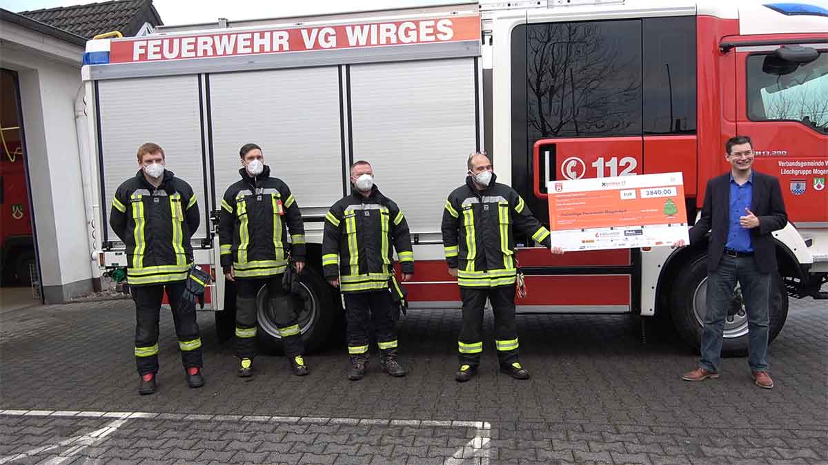 Spendenbergabe bei der Freiwilligen Feuerwehr. (Foto: Uwe Schumann)