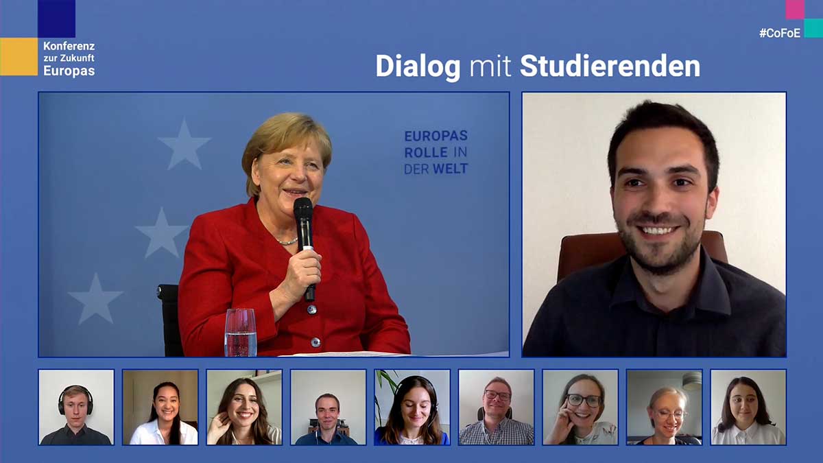 Der Siegener Student Adrián Alonso Álvarez im Gespräch mit Bundeskanzlerin Angela Merkel im Rahmen der Konferenz zur Zukunft Europas. (Screenshot: bundesregierung.de)
