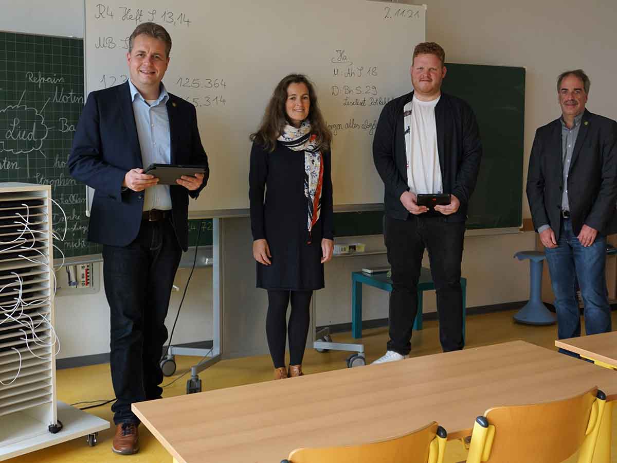 Brgermeister Gerrit Mller, Konrektorin Tamara Eickmeier, EDV- und Technik-Koordinator Tobias Fischer und Broleiter Konrad Groth. (Foto: Kerstin Guckert)
