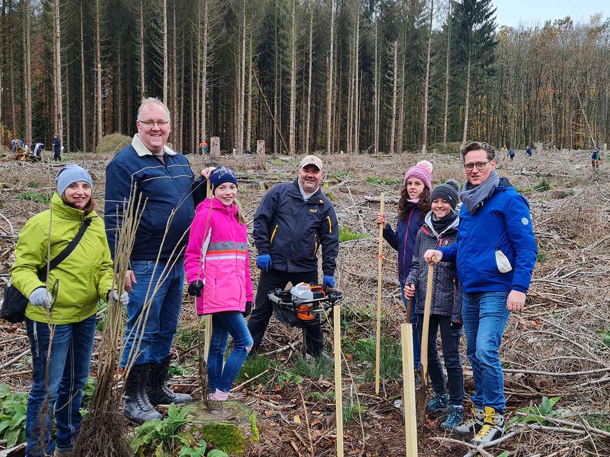 Viele Freiwillige halfen tatkrftig mit. (Foto: Wller Helfen)