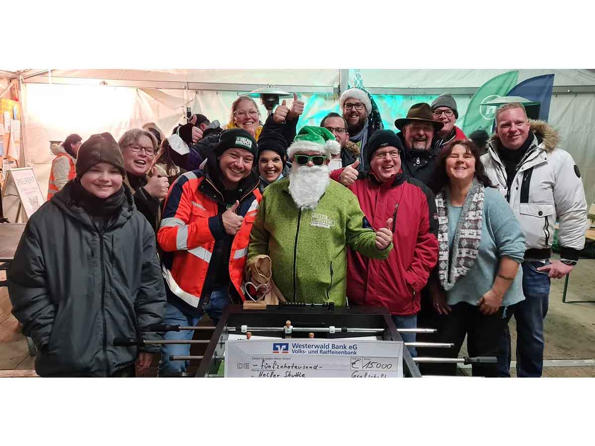 Der Grne" Wller Nikolaus im groen Helfer-Zelt. (Foto: Wller Helfen) 