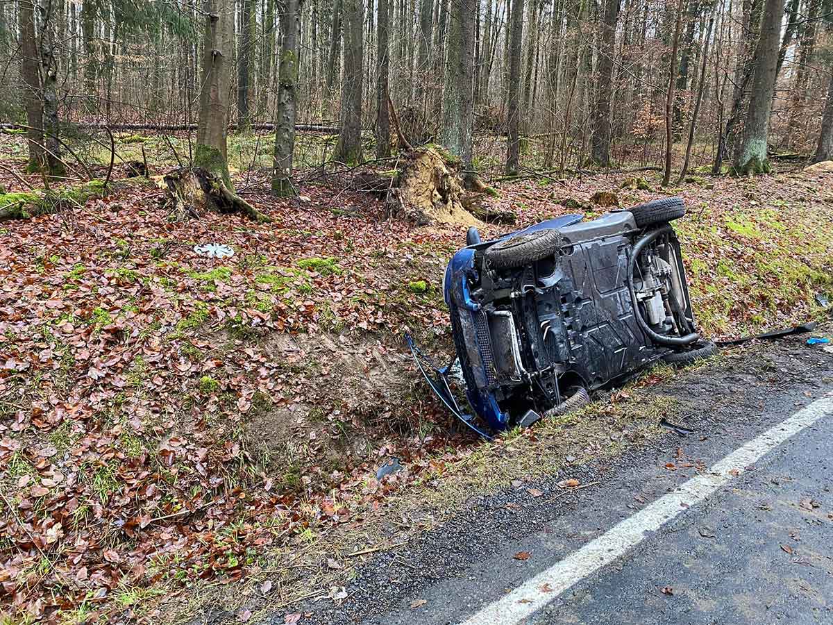 Nach der Kollision mit einem Telefonmast landete der Pkw im Graben. (Foto: Feuerwehr Haiderbach)