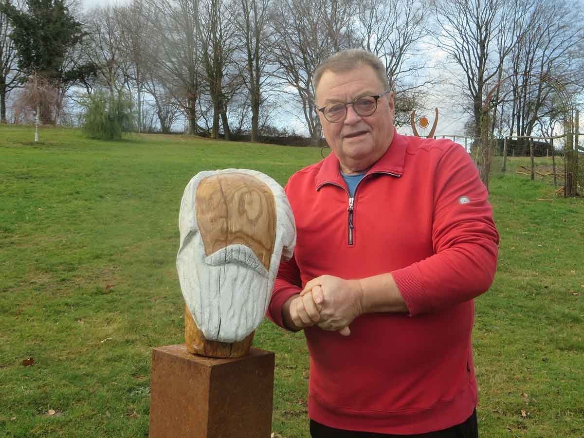 Der Knstler Friedhelm Zllner mit einer seiner Skulpturen. (Foto: Friedhelm Zllner)