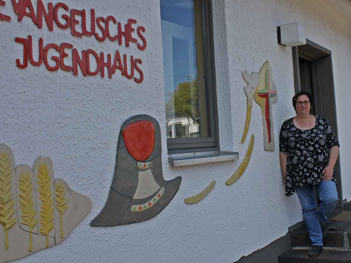 Angelika Schepp vor dem Jugendhaus. (Foto: Evangelisches Dekanat Westerwald)