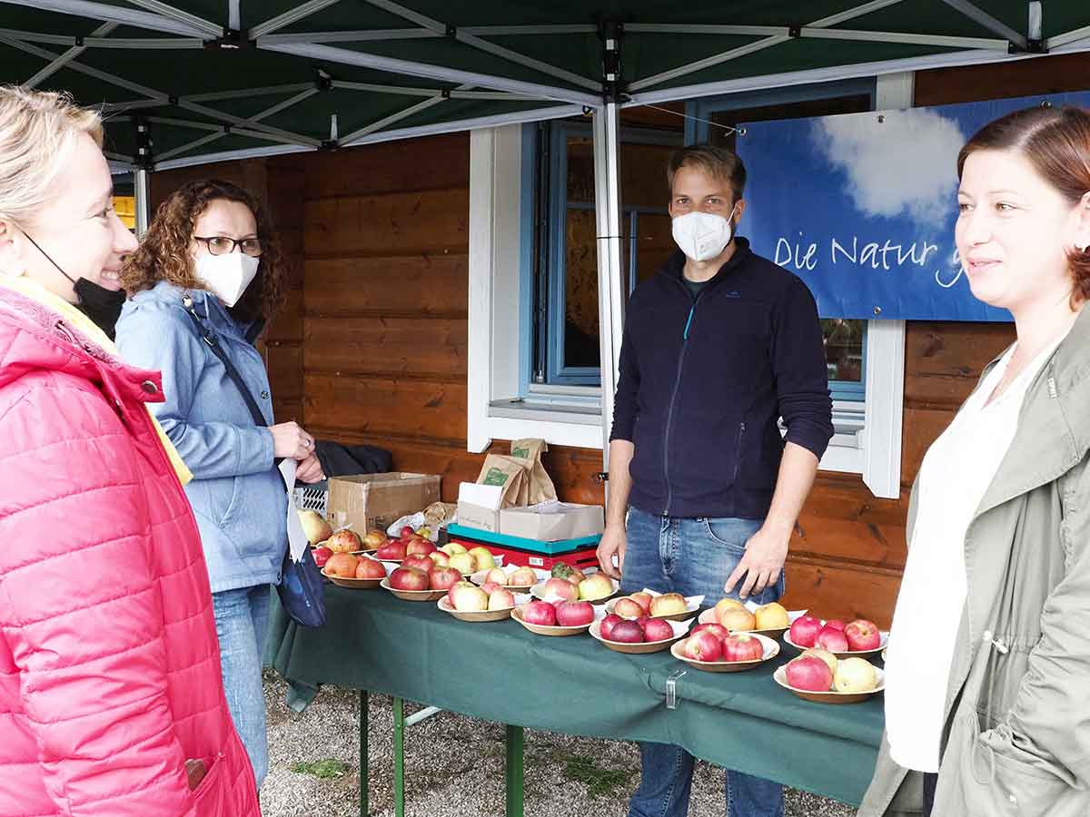 Philip Schiefenhvel prsentierte zahlreiche Apfelsorten. (Foto: Tatjana Steindorf)