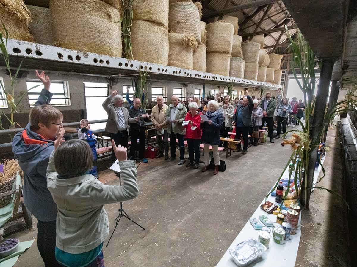 Gottesdienst auf dem Wiesenhof in Maxsain. (Foto: Evangelische Kirche Dekanat Westerwald)