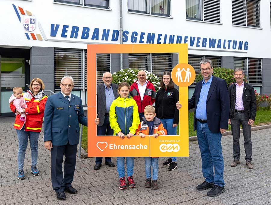 Norbert Rausch bergibt den Spendenbetrag gemeinsam mit dem Brgermeister der Verbandsgemeinde Westerburg, Markus Hof, an die Vertreter von DRK und THW. (Foto: evm/Rder-Moldenhauer)