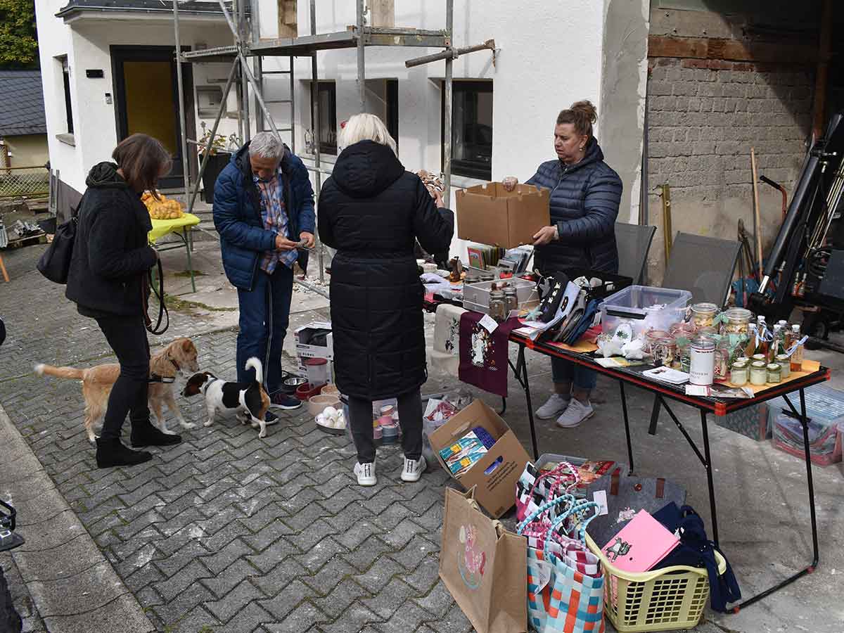 Zufriedene Hndler und glckliche Kunden beim Dorf-Flohmarkt. (Foto: privat)