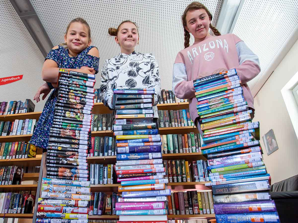 Hannah Schnug, Julina und Michelle Lorraine verschlagen stapelweise Bcher im Lesesommer der Stadtbcherei Selters (Foto: Stadt Selters)