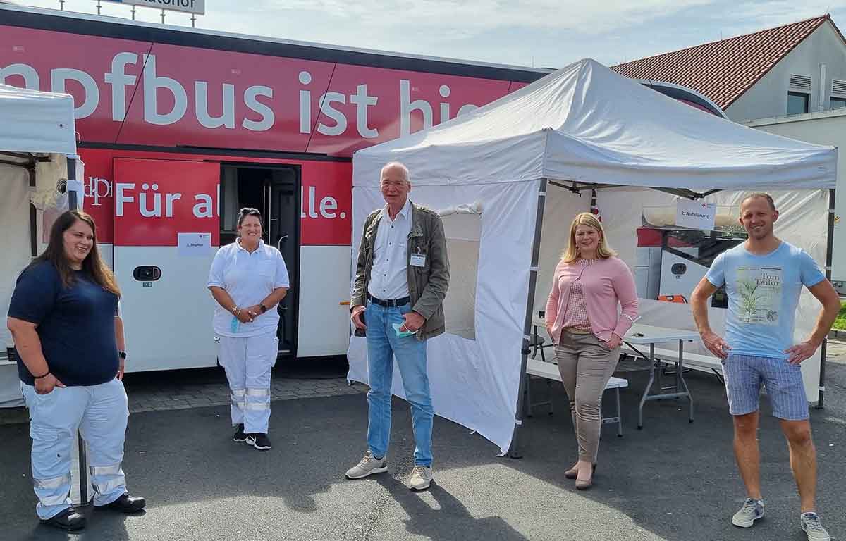 Das Team des Impfbusses mit Brgermeisterin Alexandra Marzi (Foto: VG-Wirges)