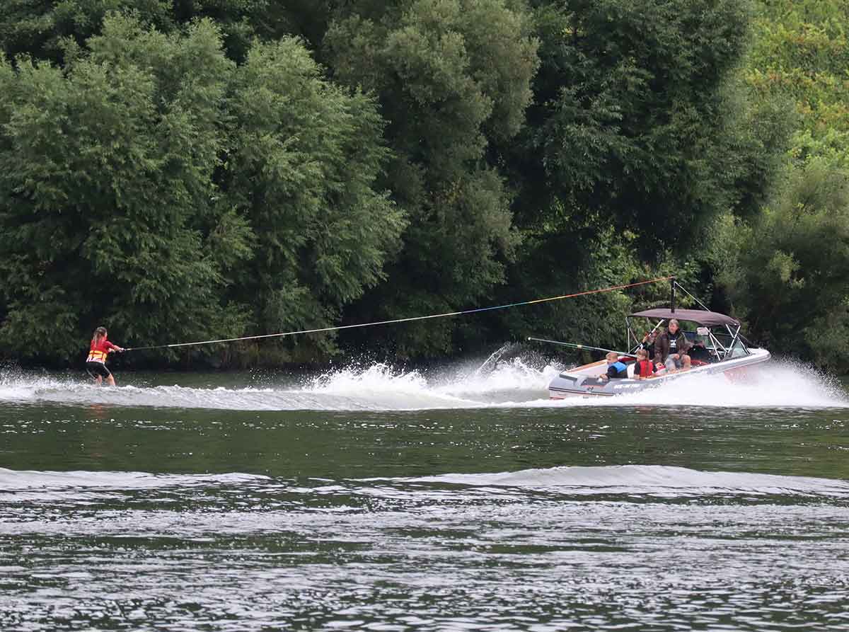 Wasserski auf der Mosel. (Foto: Jugendzentrum Hachenburg)