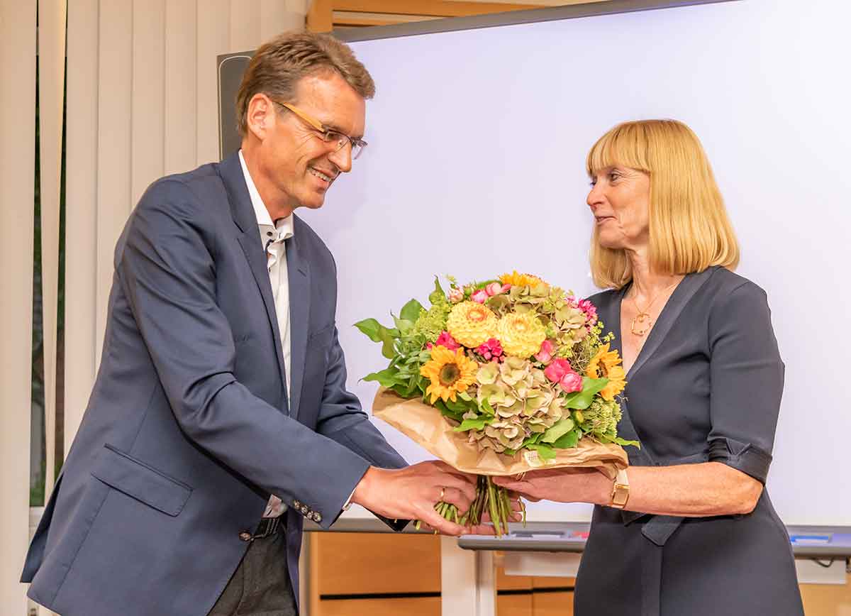 Andreas Reingen Präsident vom Lionsclub Westerwald bedankt sich bei Susanne Sczcesny-Oßing. (Foto: Ingo Gerlach, Lionsclub Westerwald)