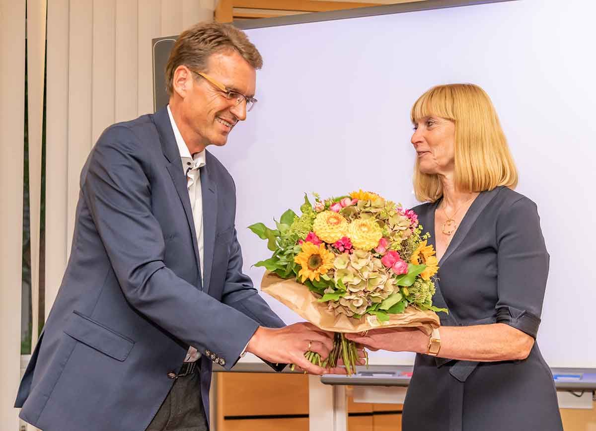 Andreas Reingen Prsident vom Lionsclub Westerwald bedankt sich bei Susanne Sczcesny-Oing. (Foto: Ingo Gerlach, Lionsclub Westerwald)