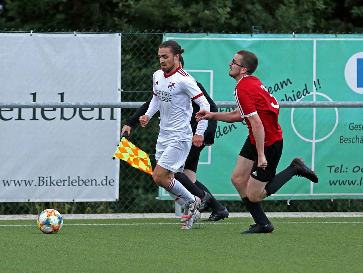 Gabriel Leber (links) verlsst die Eisbachtaler Sportfreunde mit sofortiger Wirkung und schliet sich dem Bezirksligisten SV Hundsangen an. (Foto: Andreas Egenolf)