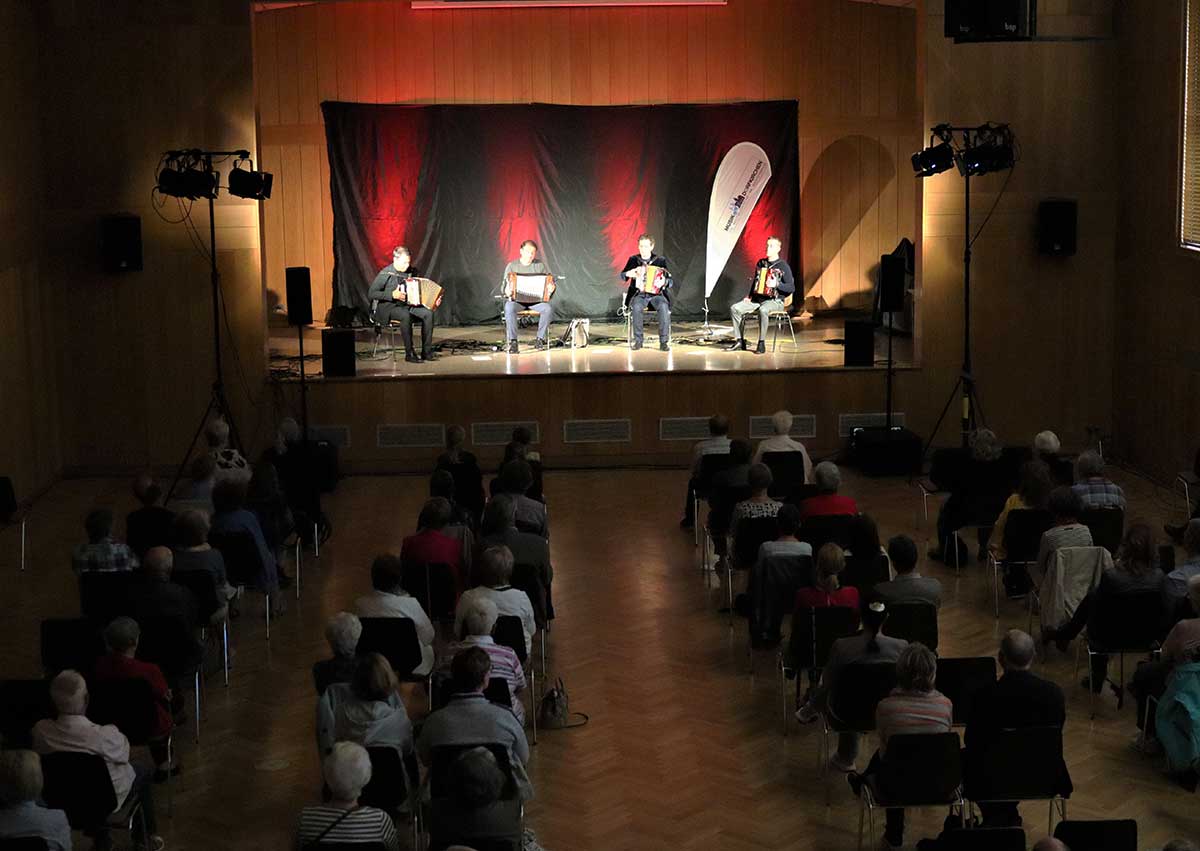 Die Dancas Ocultas begeistern das Publikum in Selters. (Foto: Uli Schmidt)