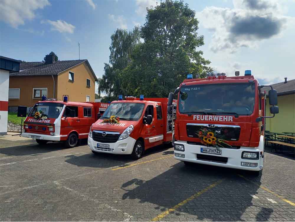 Die bergebenen Feuerwehrfahrzeuge. (Foto: Verbandsgemeinde Hachenburg)