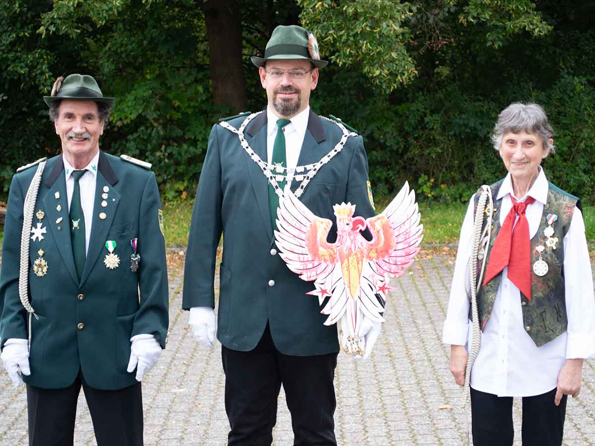 Schtzenknig Jrgen Klockner (Mitte) mit 1. Ritter Peter Ulbricht (links) und 2. Begleiterin Wiltrud Schwarz (rechts). (Foto: Schtzengesellschaft)