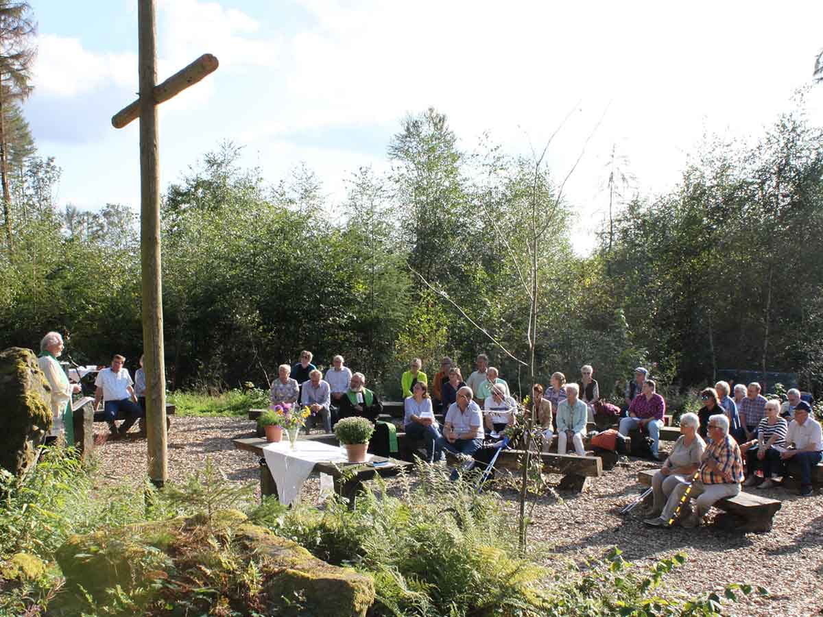 Waldandacht mit anschlieender Baumpflanzaktion. (Foto: Evangelische Kirche Dekanat Westerwald)