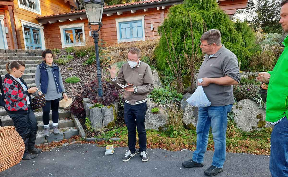 Erst wurden Pilze gesucht und dann begutachtet. (Foto: Ramona Zirfas)