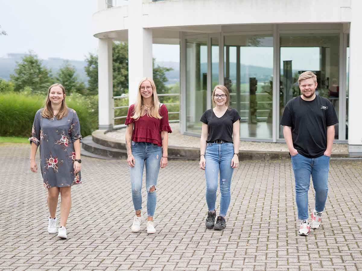 Die ausgezeichneten Azubis. (Foto: Troika)