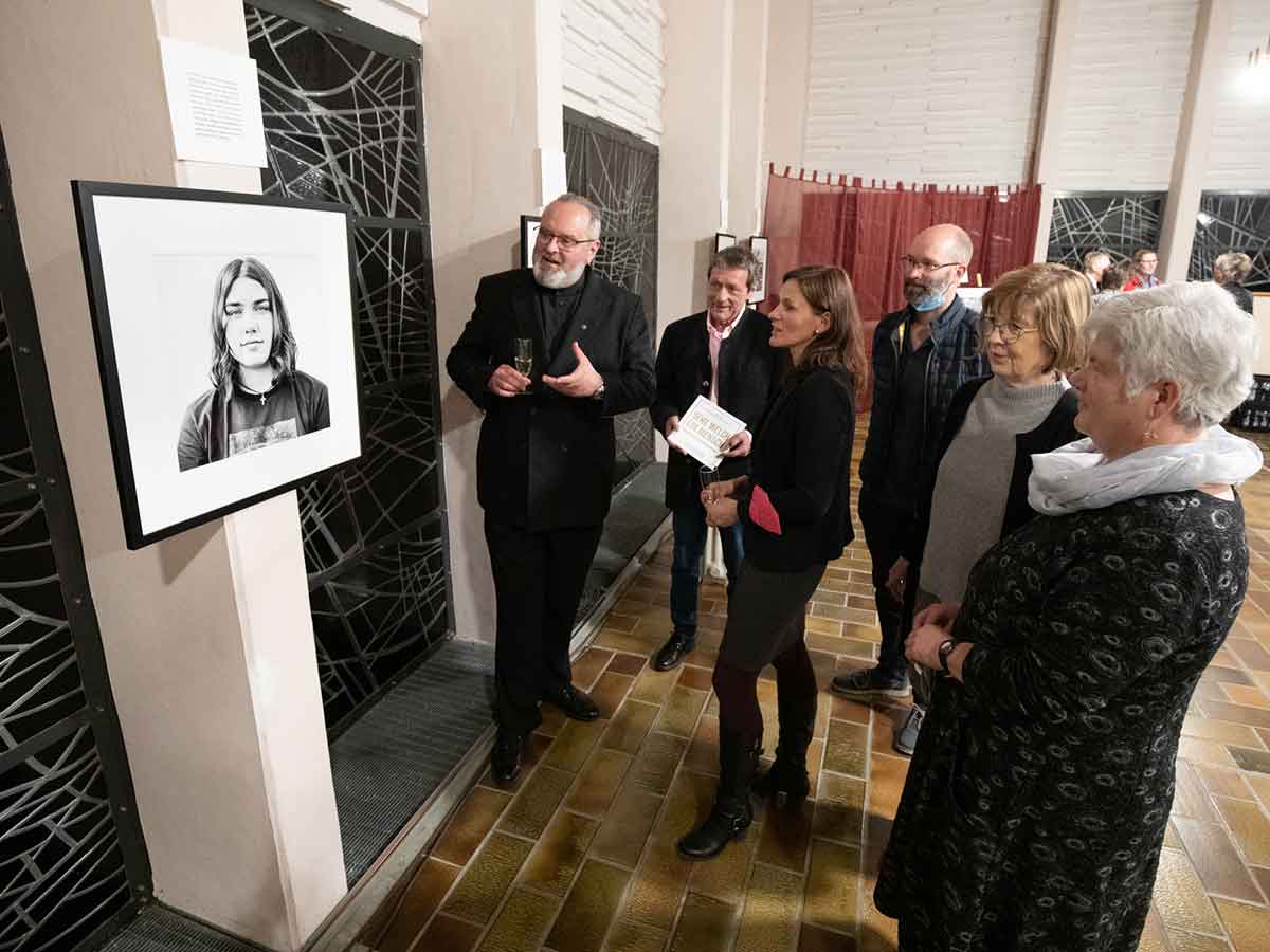Zur Vernissage zur Fotoausstellung Seht, welch ein Mensch waren zunchst die Fotografierten selbst eingeladen. (Foto: Evangelische Kirche Westerwald)