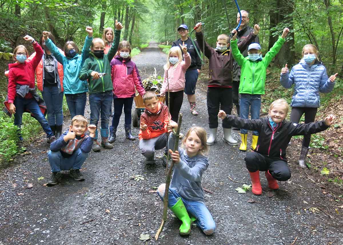 Spa beim Sammeln von Naturmaterialien fr das Feuermachen (Foto: Jugendpflege der VG Selters)