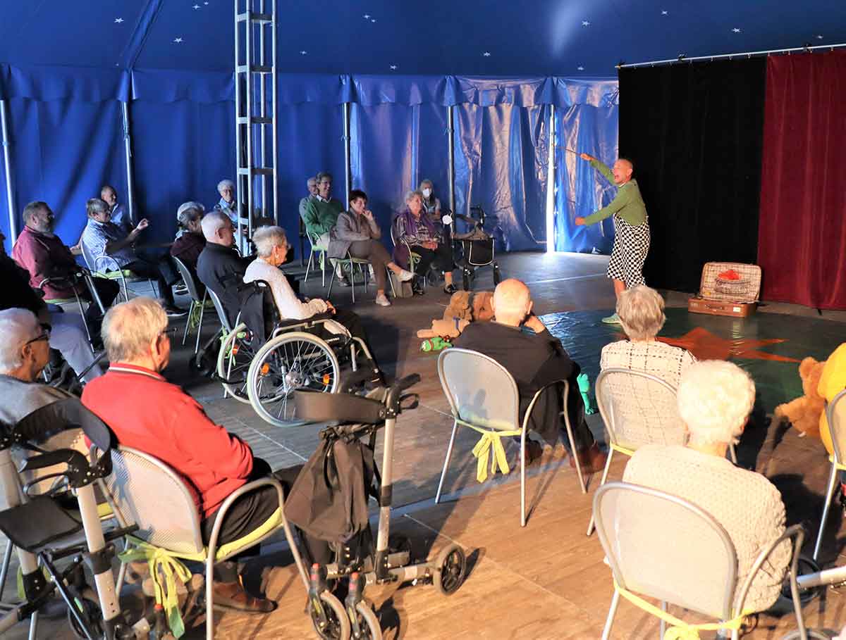 Clown Zopp verstand es auch mit Bllen und Keulen im Basalto-Zirkuszelt atemberaubend zu jonglieren. (Foto: Kleinkunst Mons Tabor)