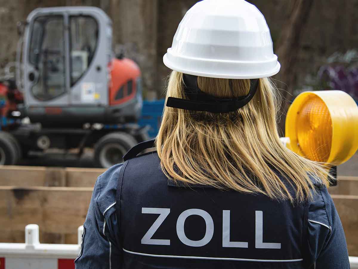 Zllnerin bei einer Baustellen-Kontrolle: Im Baugewerbe verstoen noch immer viele Firmen gegen die Regeln  vor allem, wenns um den Lohn geht, kritisiert die IG BAU. (Foto: IG BAU / Tobias Seifert)