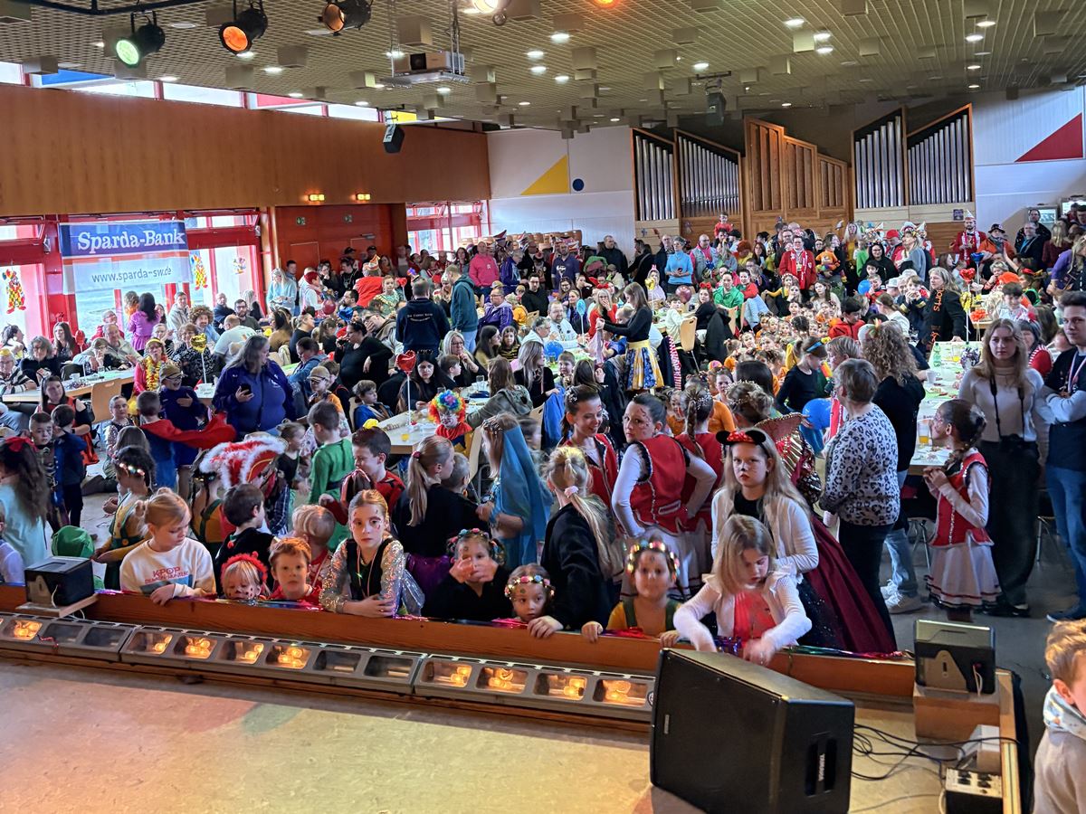 Viele farbenfrohe Kost�me schm�ckten den Saal beim Kinderkarneval. (Foto: Festausschuss Neuwied)