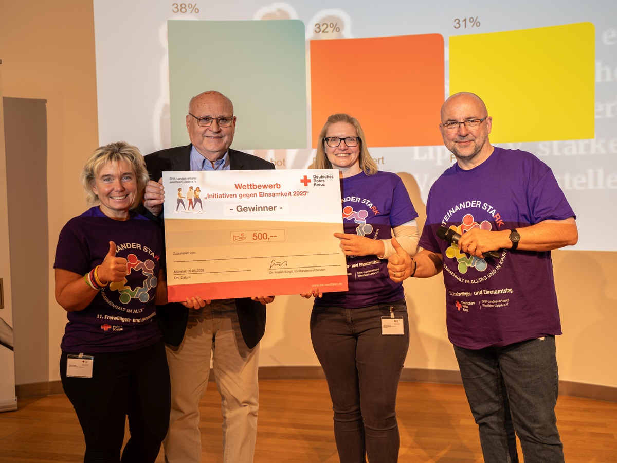 Der Vizepr�sident des DRK-Landesverbandes Westfalen-Lippe und Mitglied im Aufsichtsrat der DRK-Kinderklinik Siegen, Heinz-Wilhelm Uphoff, nahm den Preis f�r die DRK-Kinderklinik Siegen entgegen: (von links) Tanja Knopp (Landesrotkreuzleiterin), Heinz-Wilhelm Upphoff, Andrea B�scher (Landesrotkreuzleiterin) und Markus Wensing (Fachbereichsleiter Servicestelle Ehrenamt DRK-Landesverband Westfalen-Lippe. (Foto Jan Seifert / DRK Westfalen-Lippe)