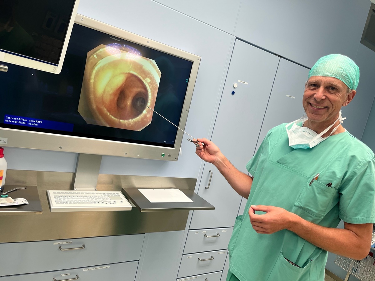 Rainer Blickheuser: "Spielen mit Kleinspielzeug sollte nur unter Aufsicht erfolgen", meint Chefarzt Dr. Rainer Blickheuser. "Zu gro� ist bei Kleinkindern - und zunehmend auch bei Jugendlichen - die Gefahr der Aspiration." (Foto: DRK Kinderklinik Siegen)