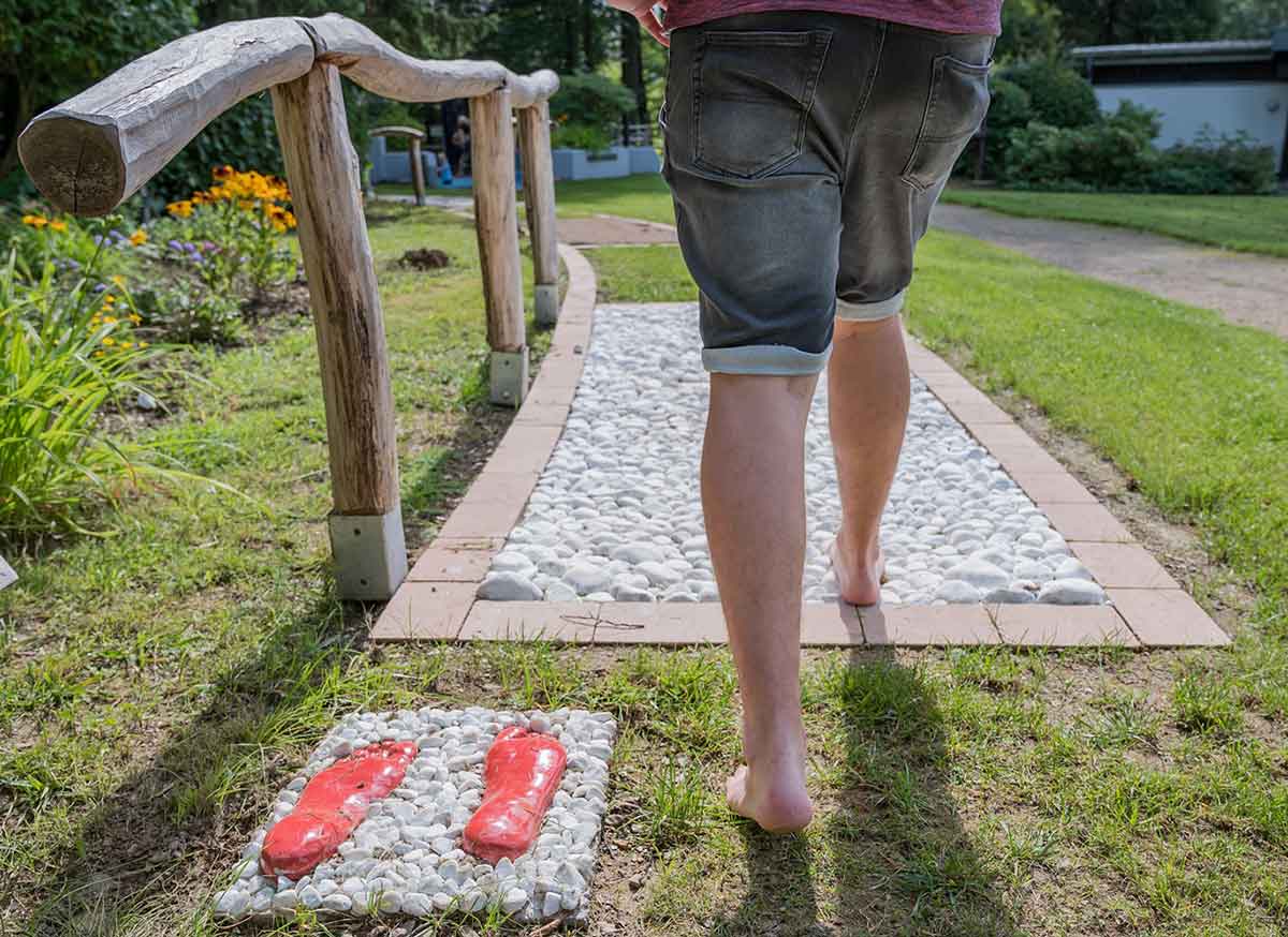 Wellness fr die Fe auf dem Barfupfad im Kurpark Ehlscheid. (Foto: Andreas Pacek fr Wiedtal)