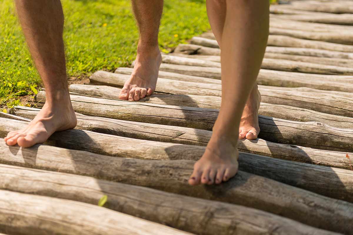 Barfuweg der Sinne in Bad Marienberg: Erlebnis fr die Fe im Park der Sinne