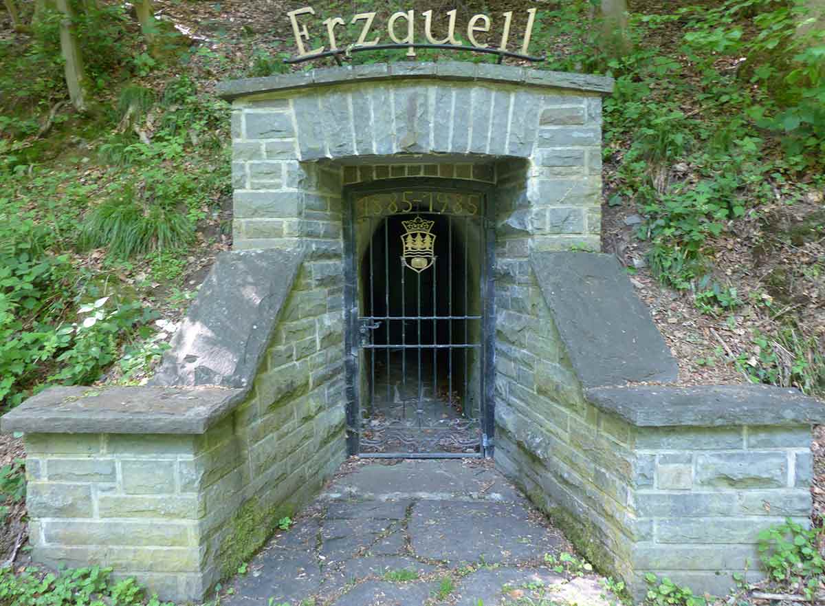 Der Eingang zum frheren Erzquell-Stollen ist nur eine von vielen Sehenswrdigkeiten auf dem Erzquellweg. Foto: TI Kirchen