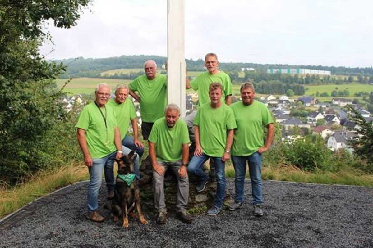 Von links: Alois Bcker(69) mit Falco"(4), Albert Ottersbach(69), Herbert Ehl(67), Wolfgang Bcker(65), Josef Schumacher(64), Dirk Strauch(55) und Peter Mockenhaupt(60) (Foto: Nistertaler Skifahrer)