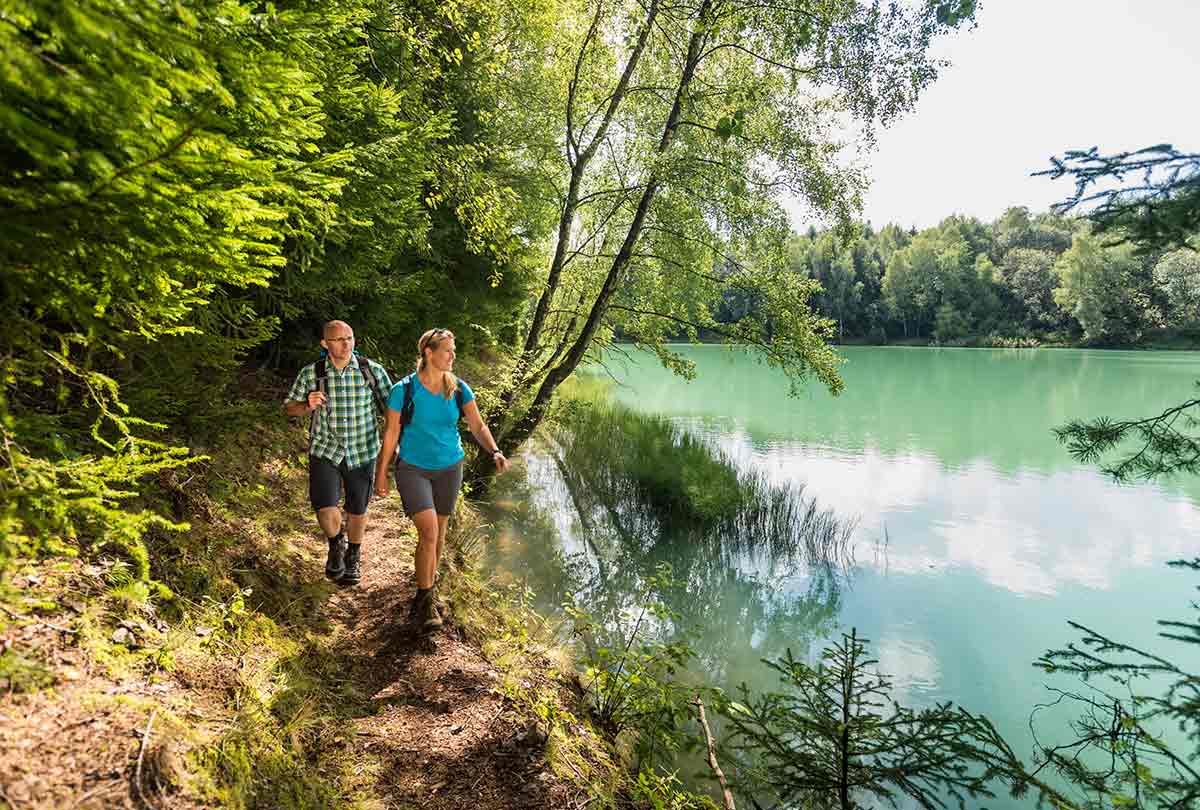 Besonders schn und auergewhnlich gefrbt ist der Tongrubenweiher in Alpenrod. Foto: Dominik Ketz