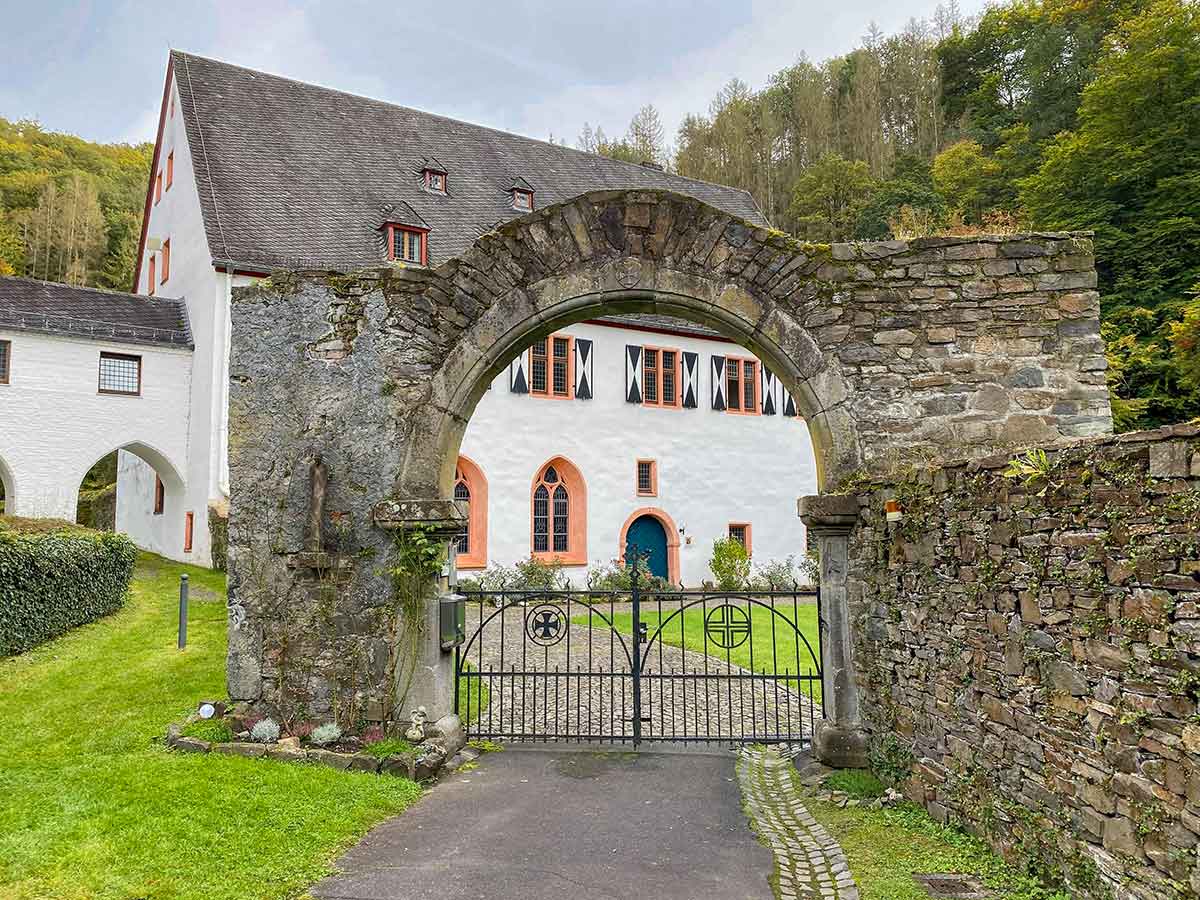 Kloster Ehrenstein, gleich neben Burg Ehrenstein im Tal der Wied. (Foto: Björn Schumacher)