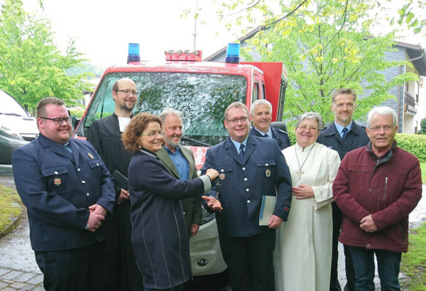 Fahrzeugbergabe in Nister. (Foto: Verbandsgemeinde Hachenburg) 